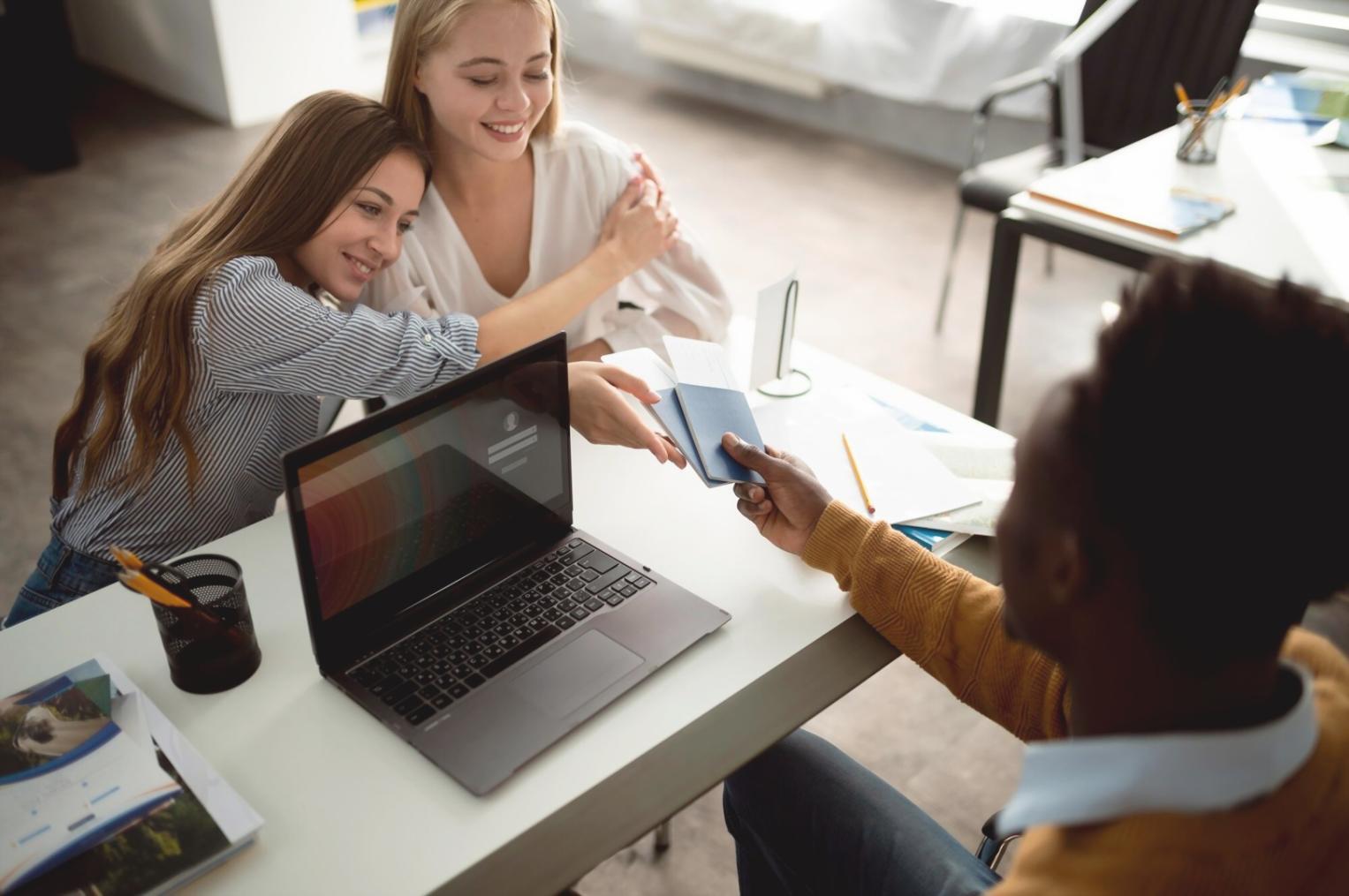 Equipo eleoivomylbyrple trabajando en estrategias financieras personalizadas